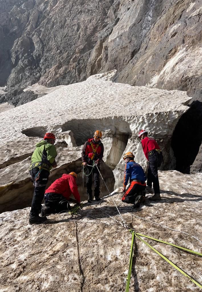 📍 Hakkari • Yüksekova

🧗‍♂️ 16 Temmuz Pazar günü, Cilo Dağı buzul bölgesinde tırmanış yapan 4 vatandaşımızın, tırmandıkları buzulun kopması üzerine şelaleye düştüğü ihbarı alınmıştır.

👥 Alınan ihbar üzerine; Hakkari, Van, Erzurum, Sakarya, İstanbul ve Bursa #AFAD ekiplerimiz