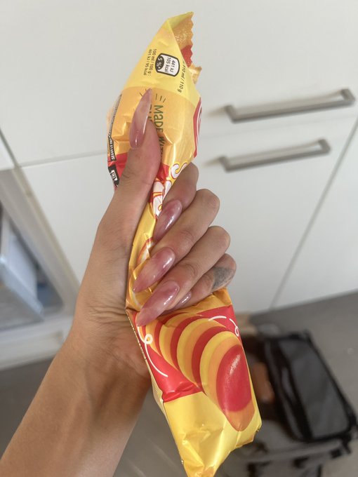 my popsicles were melted upon delivery so when i complained i had to attach a photo and lol https://t