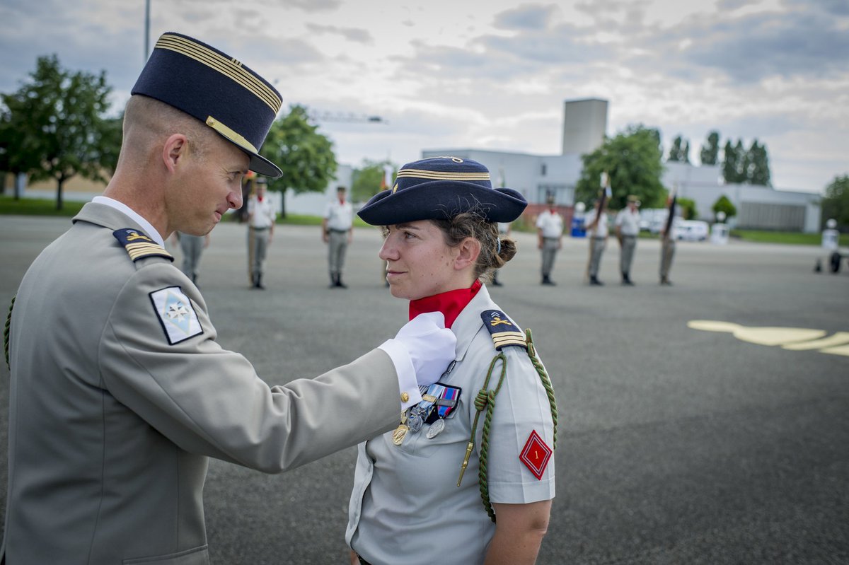 1er_ra's tweet image. [#PassCom] Après deux années passées à la tête des Fusiliers de la 1re batterie, marquées par 2️⃣ déploiements au Liban 🇱🇧, le capitaine Sophie a quitté le commandement de son unité. Le capitaine Christophe lui succède pour les deux prochaines années !
#TradisMilis