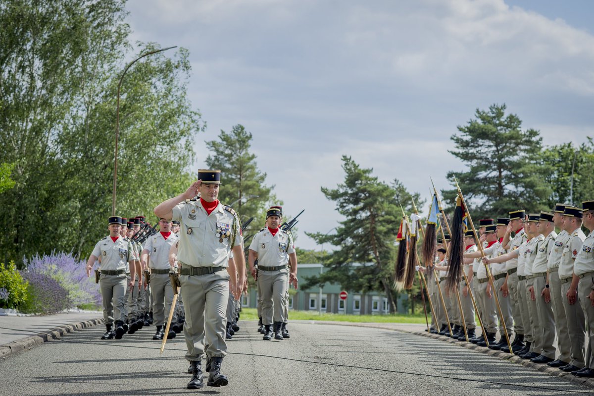 1er_ra's tweet image. [#PassCom] Après deux années passées à la tête des Fusiliers de la 1re batterie, marquées par 2️⃣ déploiements au Liban 🇱🇧, le capitaine Sophie a quitté le commandement de son unité. Le capitaine Christophe lui succède pour les deux prochaines années !
#TradisMilis