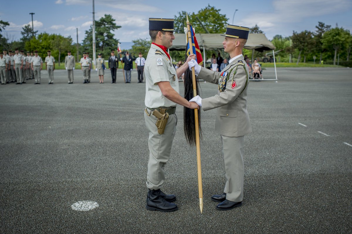 1er_ra's tweet image. [#PassCom] Après deux années passées à la tête des Fusiliers de la 1re batterie, marquées par 2️⃣ déploiements au Liban 🇱🇧, le capitaine Sophie a quitté le commandement de son unité. Le capitaine Christophe lui succède pour les deux prochaines années !
#TradisMilis