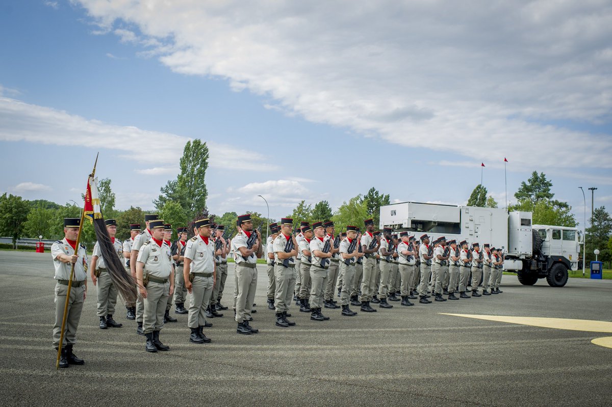 1er_ra's tweet image. [#PassCom] Après deux années passées à la tête des Fusiliers de la 1re batterie, marquées par 2️⃣ déploiements au Liban 🇱🇧, le capitaine Sophie a quitté le commandement de son unité. Le capitaine Christophe lui succède pour les deux prochaines années !
#TradisMilis