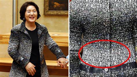 이정도로는 쳐입어야 샤넬이지. 에코백안에 작은 지갑이 샤넬이라고 음해했던 민주당 청년정치인 박영훈이라는 놈 역시 사기꾼양성소 민주당답다. 영부인이 샤넬을 들고다녀도 된다 하지만 혈세로 사치를 한게 정수기 문제의 본질이다. 

"김건희 에코백 속 샤넬백"이라더니…가짜뉴스 실토한 민주당