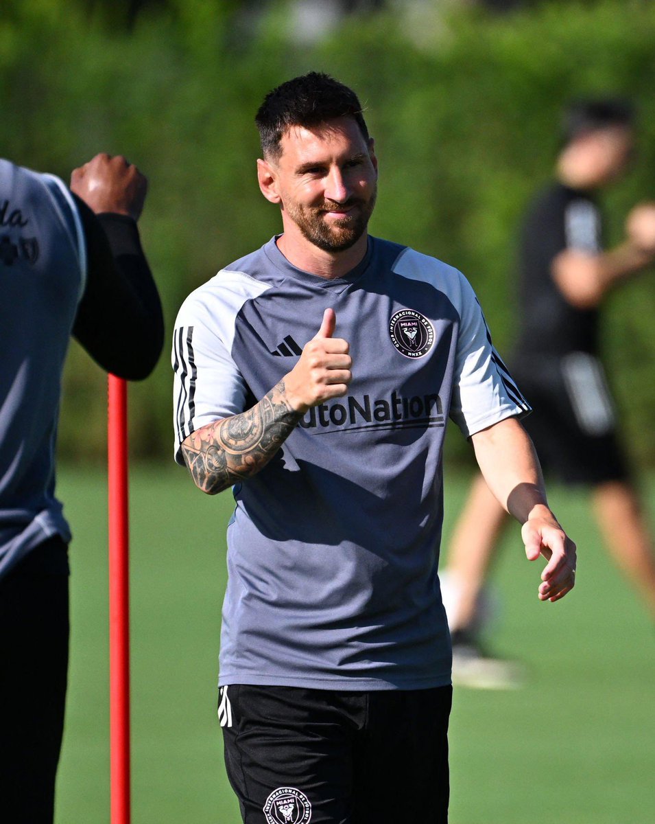 There are typically only a few media members (and sometimes no media members) at Inter Miami training sessions.

But for Messi's first session this morning, there were 200+ media members and even multiple helicopters.

Things are about to get crazy.