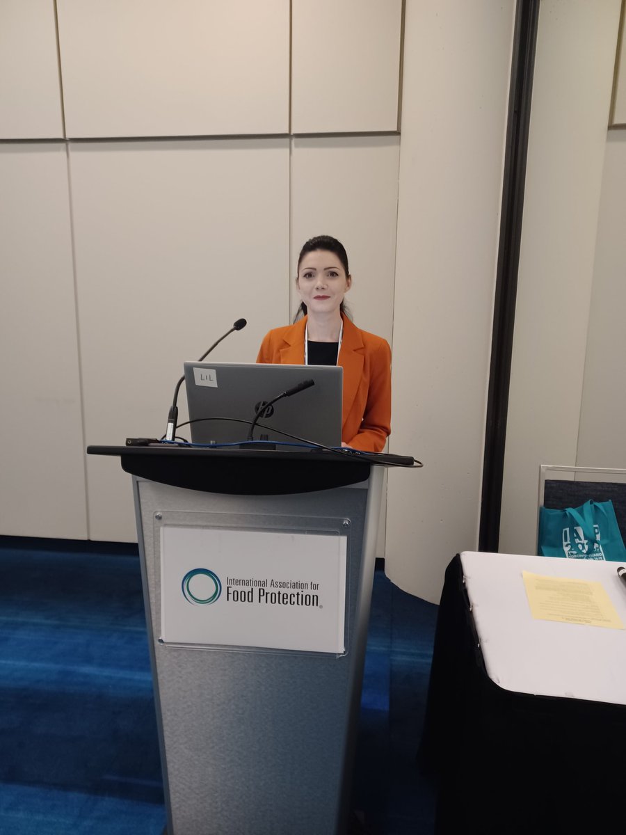 Research_Ellen's tweet photo. Great job @vbulochova presenting the collaborative research about raw meat bases pet feeding in UK and Slovenia 🇬🇧 🇸🇮 🐕 🐈 #IAFP2023 well done! https://t.co/LyEp3MqizE