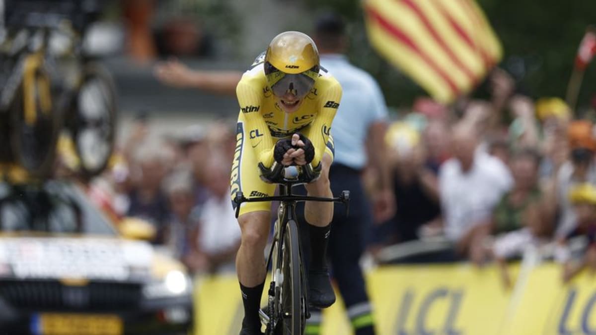 ChannelNewsAsia's tweet image. Vingegaard deals Pogacar massive blow in Tour de France time trial cna.asia/3NW4yp6