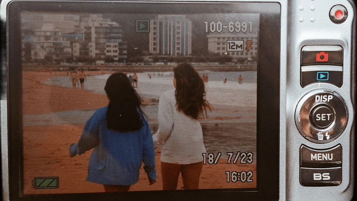 yevi_06's tweet photo. las fotos en la cámara digital son el triple de monas https://t.co/pAKJWUTaxo
