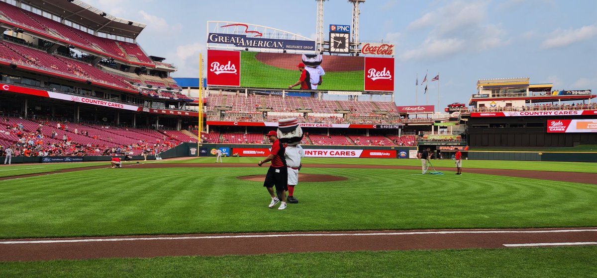 MartyJworldwide's tweet photo. Blessed &amp; honored to be able to throw out the first pitch at yesterday #Reds game #RedsvsGiants #MLB #Cincinnati #blessed https://t.co/IaFRv8Cv8V