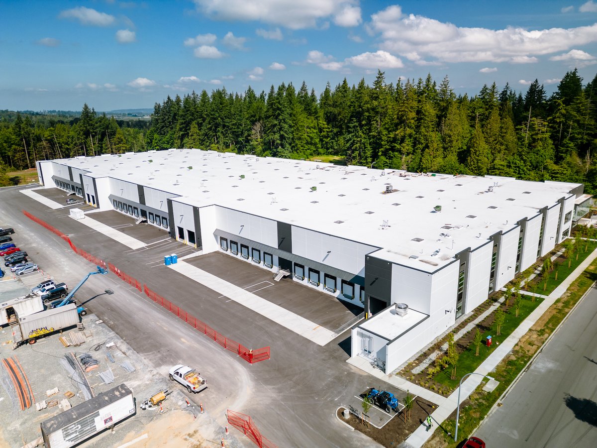 WalesMcLelland's tweet photo. The new Sunmark Business Centre encompasses 4 buildings over 7.5 acres. We have just completed Building A (190,000 sq. ft.) and have started construction on Building C (186,000 sq. ft.), which is scheduled to finish Q1 2024. 

#WalesMcLelland #WMConstruction https://t.co/2C2jRCOPVe