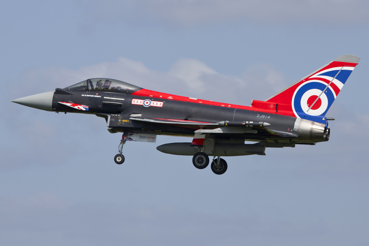 spotterguidenet's tweet photo. A Royal Air Force Eurofighter Typhoon FGR.4 in the special Blackjack livery arriving back into RAF Coningsby after a display training

#spotterguide #RoyalAirForce #RAF #Eurofightertyphoon #Blackjack #RAFConingsby #EGXC #QYC 

Taken by Patrick Weis / @takeoffaviation https://t.co/cHaWAEL4c7