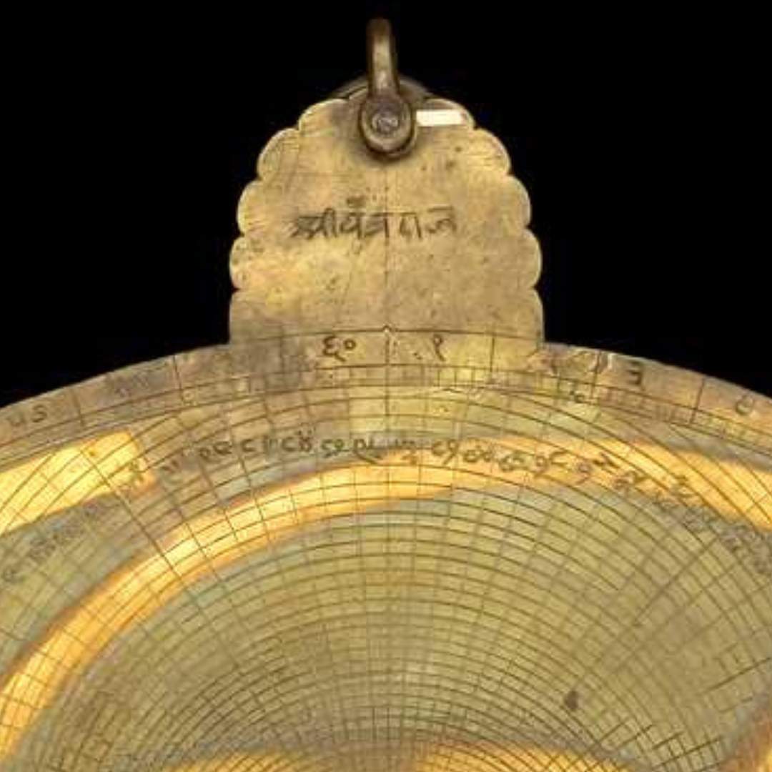HSMOxford's tweet photo. The sanskrit inscription on this #astrolabe —the largest #inourcollection —reads श्रीयंत्रराज ('The glorious astrolabe').

The plate is engraved for 27°—the latitude of Jaipur, India. The observatory—built 1728-34 by Jai Singh II—made it a centre for astrolabe-making.

#histastro https://t.co/z0TTnVlI34