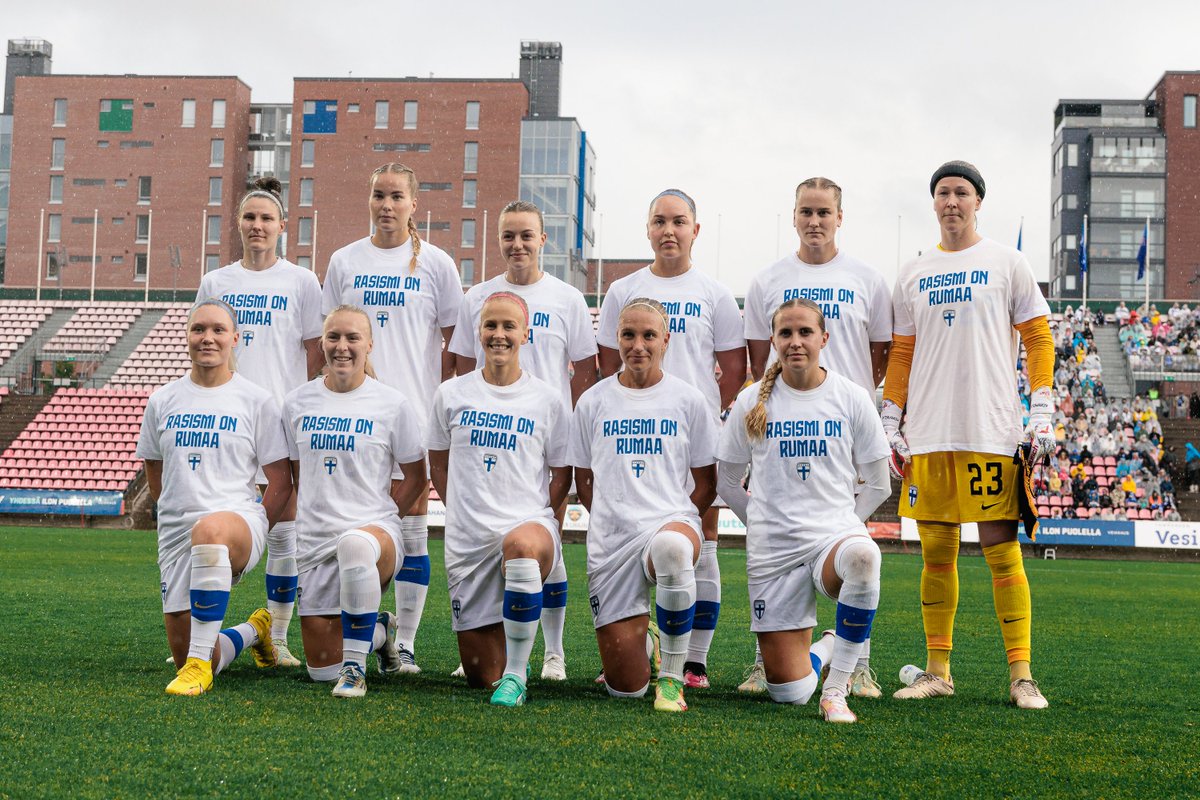Rasismi on rumaa.

#Helmarit osoitti Maamme-laulun aikana tukensa taistelulle rasismia vastaan. Meistä jokainen voi omalla toiminnallaan vähentää ja ehkäistä rasismia - sekä toisaalta edistää yhdenvertaisuutta.

palloliitto.fi/ajankohtaista/…