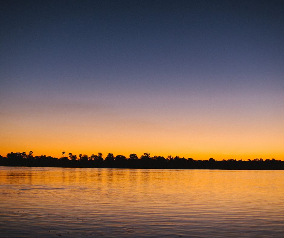 Some people seem to feel that sunsets must have clouds to be magical… what do you think? 😇📷 Stepan Vrzala Photography & Exalt Afrika