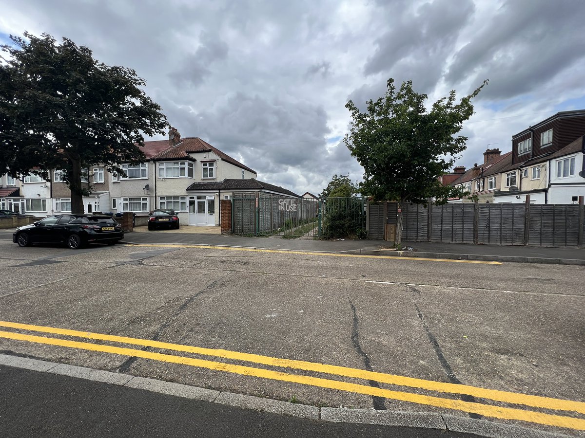 Thank you @Merton_Council for finally doing the right thing took almost 10 years complaining for double yellows outside the gate and side railings but finally done. And it’s a nice honest revenue earner for you don’t know why you didn’t do it sooner. #Access #RightOfWay #Fine