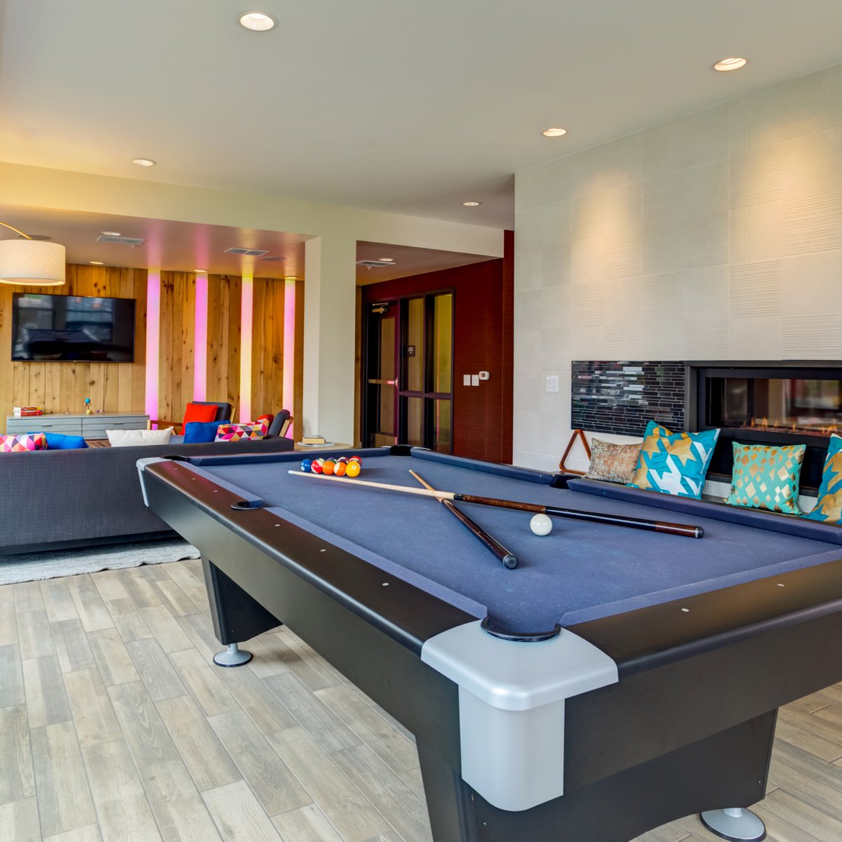 JunctionFlats's tweet photo. Immerse yourself in the ultimate experience in our state-of-the-art Resident Lounge. 🎱 Challenge your friends to a game of billiards, showcase your culinary skills in the demonstration kitchen 🍴🥘, or simply unwind by the fireplace. 🔥 ✨
▪️ 
▪️  
#junctionflats https://t.co/da3GlGrZh0