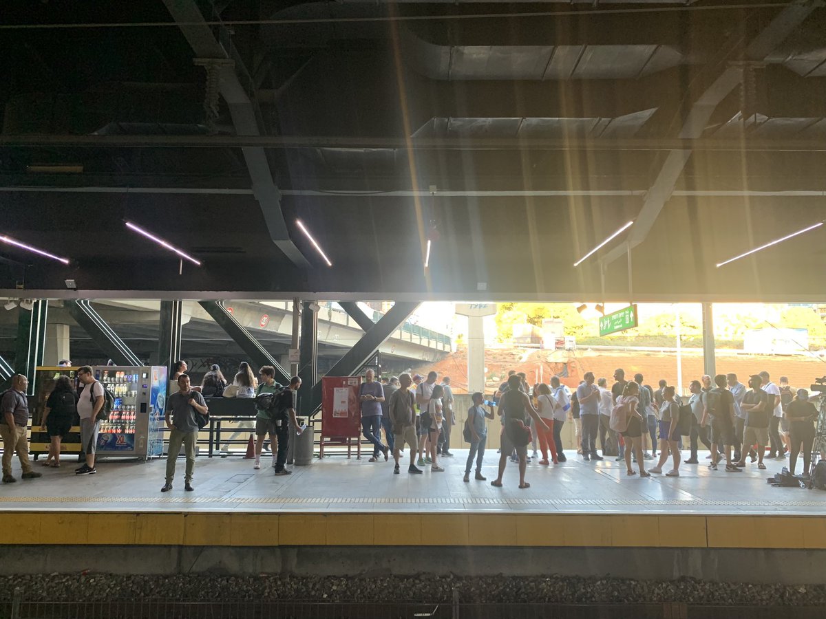 ArielSheinberg's tweet photo. Here at HaShalom Railway Station, trains are being delayed up to 40 minutes. Buses have completely stopped operating in the area. https://t.co/jmDaqHCNUy