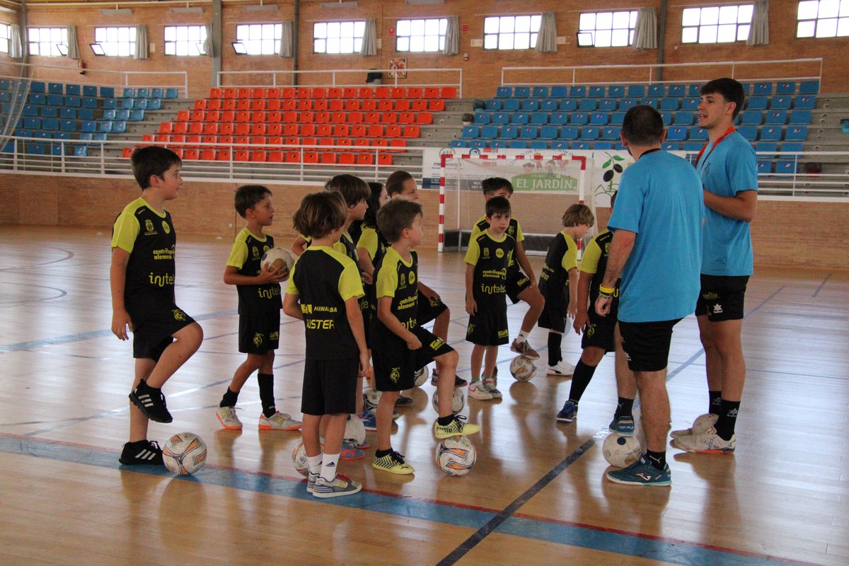 JaenFS's tweet photo. 👌 Alcalá la Real superó con éxito una nueva sesión del campus de verano de @JaenFSplus
 
☀️ Ante el calor, fútbol sala y piscina
 
🔝 ¡¡Lo estamos pasando súper bien!!

#SomosJaén💛 https://t.co/o0OHpyxoYw