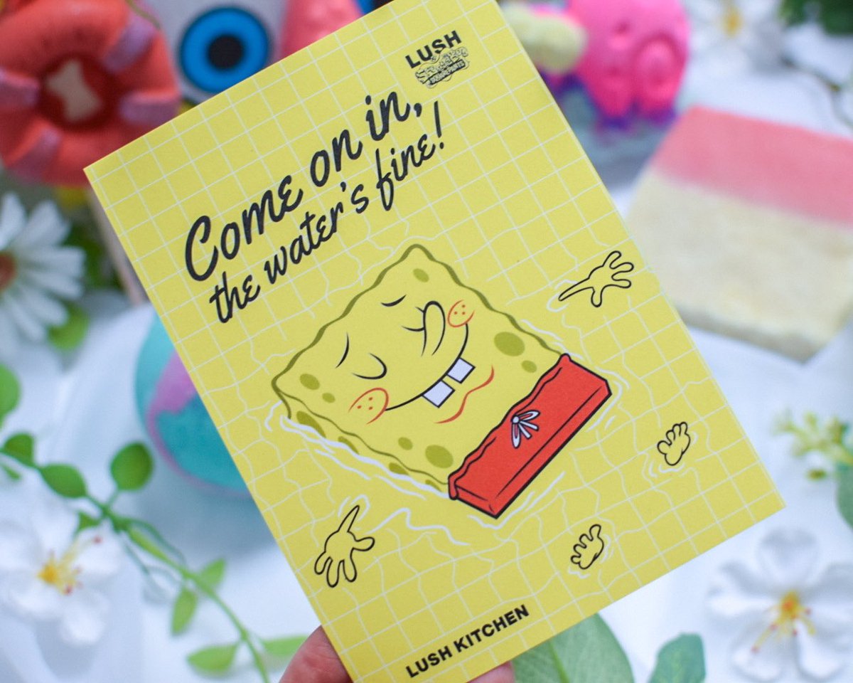 glitterybaths's tweet photo. The July @LushLtd x @SpongeBob Kitchen subscription box 🧽🫧🌊 Absolutely loving it! 🤩

+ I always turn the pretty boxes inside out to put them on display 💛

#LushCommunity #SPONGEBOBXLUSH #Lushie https://t.co/ZhmZuz20qZ