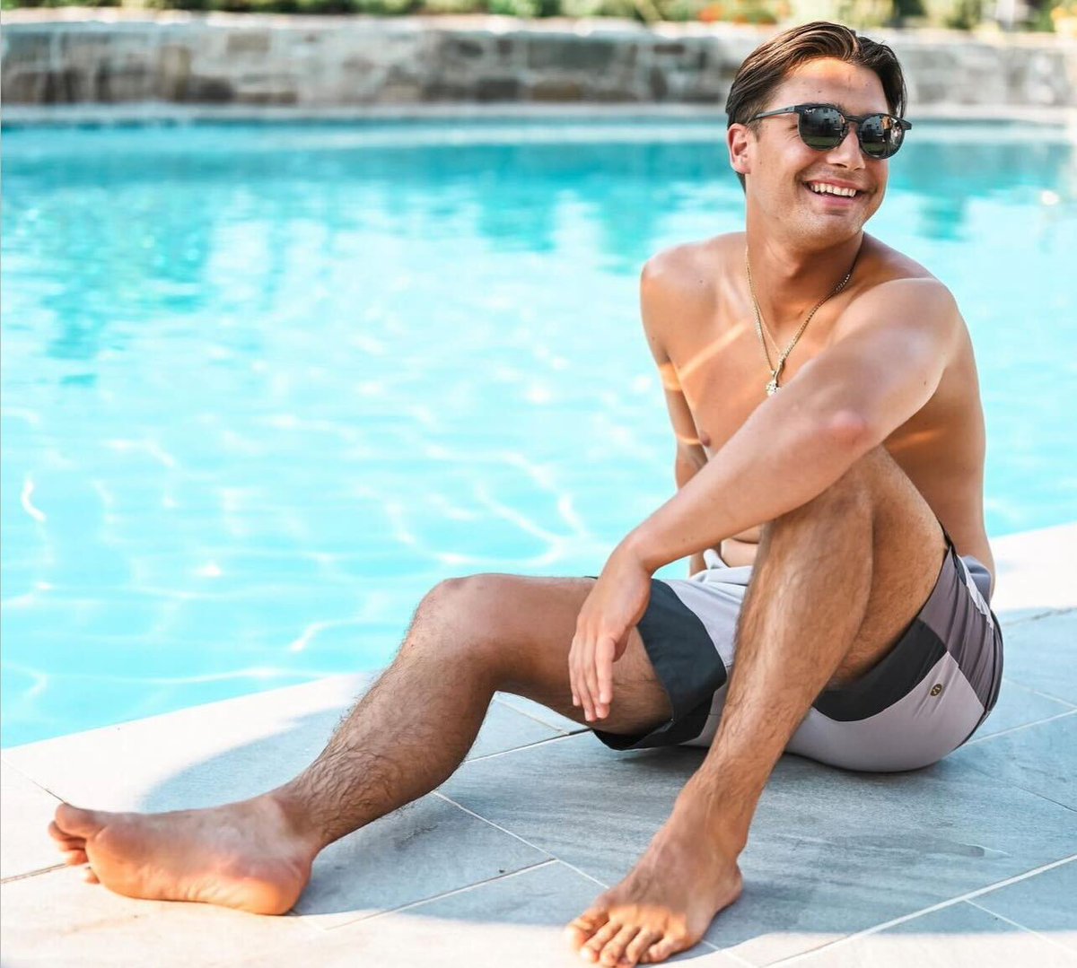 Double tap if you need an effortlessly flawless tan that's pool-side worthy 🌊🌴 

ft. the Sjolie Skin Perfecting Lotion - this colorless formula can be applied using a mitt or by hand and left on overnight for a natural, medium tan by morning☀️