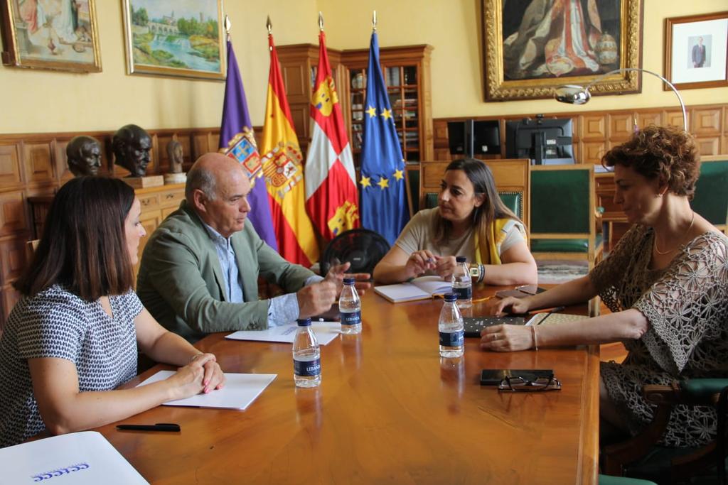 La alcaldesa, Miriam Andrés, acompañada por la concejala de Impulso Económico, Judith Castro, mantiene una reunión de trabajo con el presidente @CETECE_NET, Javier Labarga, tras la cual se han emplazado a analizar la continuidad del #AuladelCafé más allá  de los fondos #EDUSI.