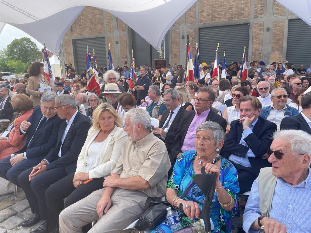 Inauguration du Mémorial de l'ancienne gare de déportation de Bobigny, d'où sont partis plus de 20 000 Juifs vers les camps de la mort. Ce 18 juillet marque les 80 ans du départ du premier convoi depuis cette gare, restée proche de son état d'origine. 
fondationshoah.org/memoire/memori…