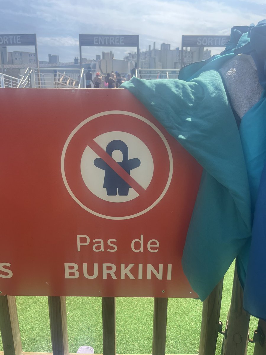 quepasamecton's tweet photo. Bravo la @La_Courneuve pour l’initiative Courneuve plage pour permettre aux habitants qui ne partent pas en vacances  de passer un bon moment en famille avec l’installation de bassins gratuit pour tous, sauf les femmes musulmanes qui sont privées de loisirs encore une fois. https://t.co/k87Jq7YYCR