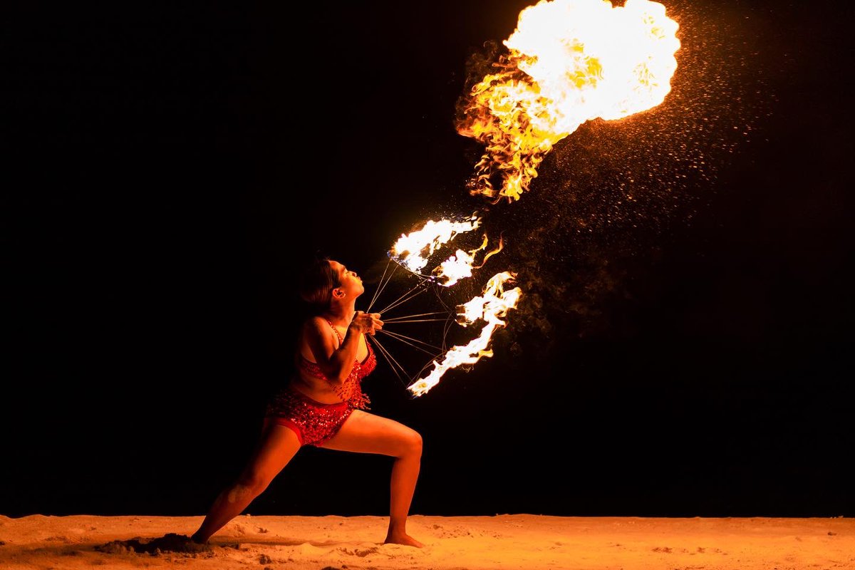 vakkarumaldives's tweet image. Experience the magic of fire and dance at Vakkaru Maldives. An explosive fusion of talent and energy, our Fire Dance show is sure to set your evening ablaze! 

#vakkarumaldives #fireshow #firedance #maldives
