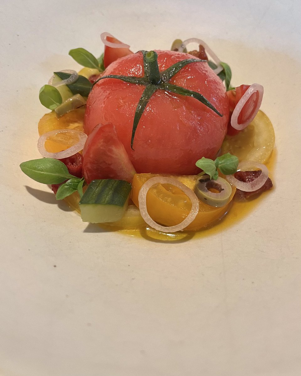 Mister_Lloyd_29's tweet photo. Isle of Wight Tomato - burrata , confit tomato , basil , smoked oil , balsamic @thebailiwickfreehouse #foodie #foodblogger #food #tomato #gastropub #egham #surreyfood #windsorgreatpark #foodphotography #foodpics #foodlover #englefieldgreen #wickroad #thebailiwickfreehouse https://t.co/FUj5gqqzpt