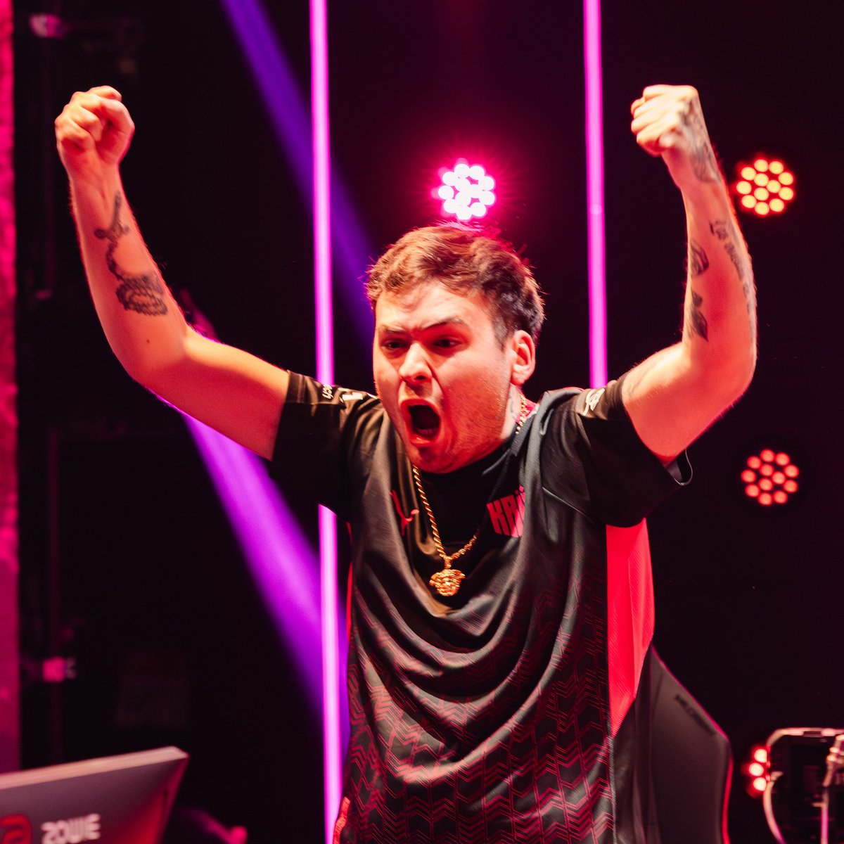 Hasta ahora <a href="/KeznitDeuS/">keznitzim</a> es el mejor jugador del #VALORANTLCQ con diferencia 🧐

Aún siendo el que más rondas ha jugado logra mantener 1.46 de rating, 1.56 KD, 306.4 ACS, 84% de KAST, 198.5 ADR y 0.15 de FKPR, números de escándalo. Volvió el Deus 💪