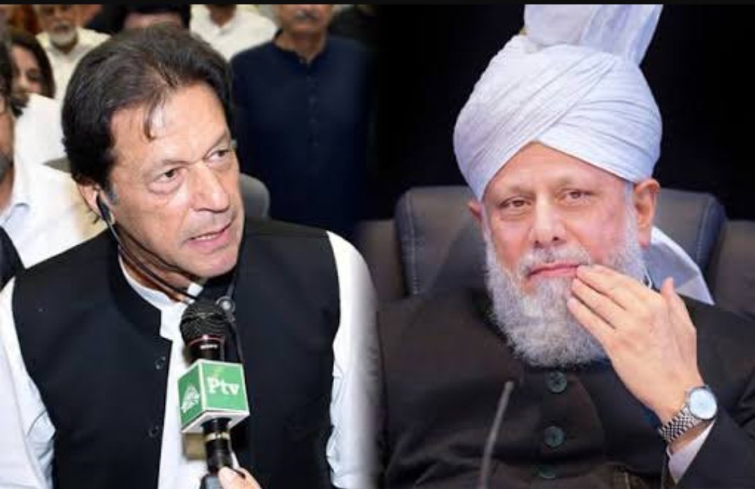 YasinUsmani_Ofl's tweet photo. عمران خان نماز جنازہ کیوں نہیں پڑھتے؟
آج میں تاریخ کی اک مستند کتاب پڑھ رہا تھا کہ حیرت کا اک ایسا باب کُھلا کہ بہت سارے چھپے رستم سامنے آگئے

کتاب پڑھتے پڑھتے یہ بات سامنے آئی کہ جب بابائے قوم کی میت قبرستان لے جانے کے لئے اٹھائی گٸی تو پوری انکی کابینہ کے وزراء  اور فوجی قیادت ہمراہ تھے - - -  لیکن جب قائد اعظم کا نماز جنازہ پڑھایا جانے لگا تو پوری کابینہ اور فوجی قیادت تو پہلی صف میں کھڑی ملی مگر ملک کا وزیر خارجہ ظفر اللہ خاں اور دو جرنیل خا��وشی سے صف سے نکلے اور دائیں جانب  پہ جاکر کھڑے ہوگئے اور نماز جنازہ میں شرکت نہ کی جب نماز جنازہ مکمل ہوگئی تو وہ تینوں ایک بار پھر سب میں گھل مل گئے - - -

صحافیوں نے سر ظفر اللہ خاں سے پوچھا :-
" سر آپ نے قائد اعظم کی نماز جنازہ کیوں نہیں پڑھی" - -
ظفراللہ خاں نے جواب دیا :-
" ہم  "احمدی مسلمان " احمدیوں ( قادیانیوں) کے علاوہ کسی اور کی نماز جنازہ نہیں پڑھتے" - - -

اس جواب پہ مجھے حیرت کا جھٹکا لگا میں نے اپنے اک دوست سے رابطہ کیا جسکے چچا قادیانی تھے تو انھوں نے مثبت مین سر ہلایا کہ واقعی اس کے چچا ، چچا کے بیٹے معاشرتی طور پہ ہر فوتیدگی پہ آتے ہیں اظہار ہمدردی کرتے ہیں ، سب کچھ کرتے ہیں مگر کسی کی نماز جنازہ نہیں پڑھتے ، بہت قریبی رشتہ ہو جیسے میرے دوست کے دادا اور تایا ابو وفات پائے تو جنازہ گاہ تک ساتھ گئے مگر نماز جنازہ میں شرکت نہ کی دائیں جانب کھڑے ہو گئے نماز جنازہ کے بعد پھر آملے - -

تب میرے دماغ میں جھماکے ہونے لگے - - - قارٸین آپ کو یاد ہوگا کہ جب عمران خان اقتدار میں آئے تو ان کے سب سے قریبی ساتھی اور جگری دوست " نعیم الحق" کا کراچی میں انتقال ہوگیا تو سارے سرکاری انتظامات مکمل ہونے کے باوجود عمران خان انکا نماز جنازہ پڑھنے نہیں گئے تھے

پھر قارٸین کو یاد ہوگا کہ محسن پاکستان ، ایٹمی پاکستان کے خالق ڈاکٹر عبدالقدیر خان کی اسلام آباد میں وفات ہوئی تو عمران خاٸین نے اسلام آباد میں موجود ہوتے ہوئے بھی نماز جنازہ میں شرکت نہیں کی تھی - -

 *عمران  کے فیملی کزن اور بہنوٸی حفیظ اللہ  نیازی نے کچھ دن پہلے اک انٹرویو میں بتایا کہ عمران نے تو اپنے والد کی نماز جنازہ میں شرکت نہ کی تھی البتہ اپنے نانا  کی نماز جنازہ میں شرکت کی تھی - - - اور قارٸین کو یہ علم تو ہو گا کہ عمران کے نانا کا شمار مرزا قادیانی کے 5 نمبر پہ مرزا کے  خاص صحابی کے طور پہ ہوتا تھا - -* 

تازہ بتازہ معروف صحافی ، عمران  کا راٸیٹ ہینڈ ساتھی ارشد شریف کینیا مین قتل ہوگیا جس کے قتل پہ عمران نے وہ شور مچایا ،. وہ شور مچایا کہ عمرانی فالورز کے نزدیک وہ صحافی پیر کا درجہ اختیار کر گیا ، اس کے قتل کو عمران نے پی ٹی آئی کا قتل قرار دیا ، ارشد شریف کو اپنا بھاٸی قرار دیا اس کے گھر جاکر اس کے گھر کے اک اک فرد سے تعزیت کی مگر جب  ارشد شریف کا جسد خاکی پاکستان آیا تو شہر میں موجود ہوتے ہوئے بھی نماز جنازہ مین شرکت نہ کی - 

حفیظ اللہ نیازی کا یہ کہنا بھی اب سچ نظر آتا ہے کہ چیلنج ہے کہ عمران کے وزیر اعظم بننے سے پہلے ، وزیر اعظم بننے کے دوران اور وزیر اعظم کے عہدے سے اترنے کے بعد آج تک کوٸی ایک خاندان میں، سیاسی قائدین ، کسی گہرے تعلق والے کی فوتیدگی پہ اس کے نماز جنازہ کے بارے بتا دیا جائے کہ عمران نے شرکت کی ہو جو چاہو انعام میں دونگا - - - تازہ بتازہ ظلے شاہ پی ٹی آئی کے کارکن کی وفات پہ بھی عمران خاٸین نماز جنازہ کو نہین گئے - - -

اس کے بعد ذرا سا عمران خاٸین کو فوکس کیا تو عمران کسی بھی موقع پہ اللہ کے نبی (ص) کا نام درست طور پہ کبھی نہیں لیتا آپ کو یاد ہوگا کہ وزیر اعظم کا حلف اٹھاتے ہوئے تین بار ان کو لفط  " خاتم  النبیین" دھرا کر کہا گیا انھوں نے اس کو درست نہ پڑھا تو بالاخر اسے چھوڑ کے حلف مکمل کیا گیا اور یہ بات بھی کنفرم کی ہے میں نے کہ قادیانی لفظ  " خاتم النبیین" کبھی اداء نہیں کرتے مجبوری بن ��ائے تو عمران خاٸین کی طرح زبان گھما کر کچھ کا کچھ کہہ جاتے ہیں - - -

 *پھر آپ کو یاد ہوگا کہ اک بار عمران  نے تقریر کرتے ہوئے دنیا میں آئے انبیاء اکرام کی تعدار  140000  کہہ دی ، ان کو ٹوک کے تصحیح کی گئی مگر وہ انبیاء کی تعداد 140000 پہ ہی ڈٹے رہے جب اس بارے ہم نے تحقیق کی تو انکشاف ہوا کہ قادیانیوں کا عقیدہ ہیے کہ  انبیاء اکرام کی تعداد  140000 ہے - - -* 

دوستو سیاسی وابست��یوں سے ہٹ کر ذرا سوچو کہ کیا یہ اتفاقات محض اتفاقیہ ہیں یا یہ ہم کو اس سمت اشارہ کر رہے ہین جب 1994 میں حکیم سعید اور ڈاکٹر اسرار احمد نے قوم کو متنبہ کیا تھا کہ یہودی اک کھلاڑی کو تیار کر  رہے ہیں اور یہ بات تو بچہ بچہ جانتا ہیے کہ قادیانیوں کا سب سے بڑا سرپرست اسرائیل ہے - - -

ذرا نہیں پورا سوچئے 
کیا حقائق ہمیں مطمئن نہیں کرتے؟ Copied