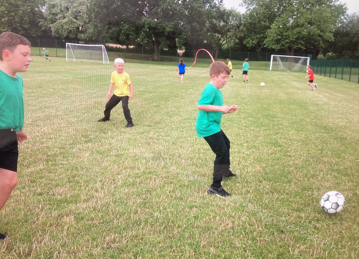 SPMVPine's tweet photo. French week day 2 🇫🇷 J’aime les sports 🏀 🏈 ⚽️  Today we learned the names of our favourite sports in French then got to play with our equipment with our friends on the field🏑 🤸🏻‍♀️ https://t.co/kW3YseKYhp