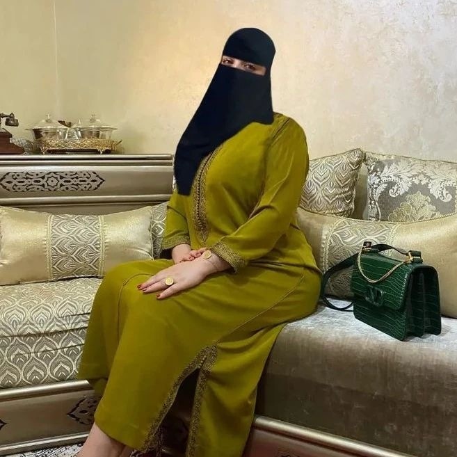 مطلقه (( عقيم)) عمري ٣٩ سنه  سبب الطلاق هو العقم  عندي بيت خاص
 بيضاء جميله ناعمه موظفة والحمدلله 
راقيه محترمه واعيه مرحه الطلب رجل محترم ويقدر الحياه الزوجية ويخاف الله..