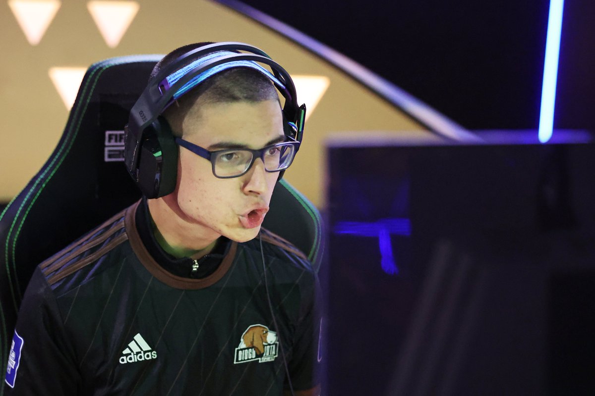 rtparena's tweet photo. @FIFAe @DFernandes066 @tuga810_ @Archarom @DaniThe7th @Barateli_45 Após prolongamento, @tuga810_ disse adeus à @FIFAe World Cup 😔

Ainda temos um português em prova e joga agora - @dfernandes066 enfrenta Vejrgang num jogo a não perder!

📺 https://t.co/ijADOPR0Mm
🎙️ @Archarom, @Barateli_45 &amp; @DaniThe7th
 
#FIFAnaRTP https://t.co/5668H5TM4E