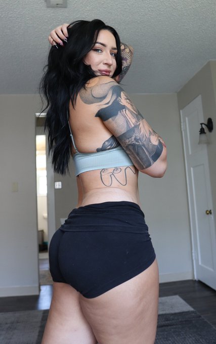 This is what 27 inch thighs look like 🙏 https://t.co/wOG7lzoPhc