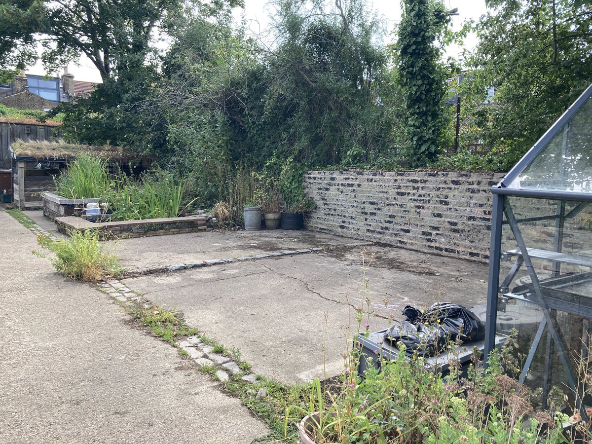 At the Centre for wildlife gardening today to start turning this space into a wildlife haven with our plants, planters, logs and pond. @WildLondon @frogheath <a href="/WildlifeTrusts/">The Wildlife Trusts</a> <a href="/The_RHS/">The RHS</a> Lux Unique. #wildlifegardenibg #rhshampton