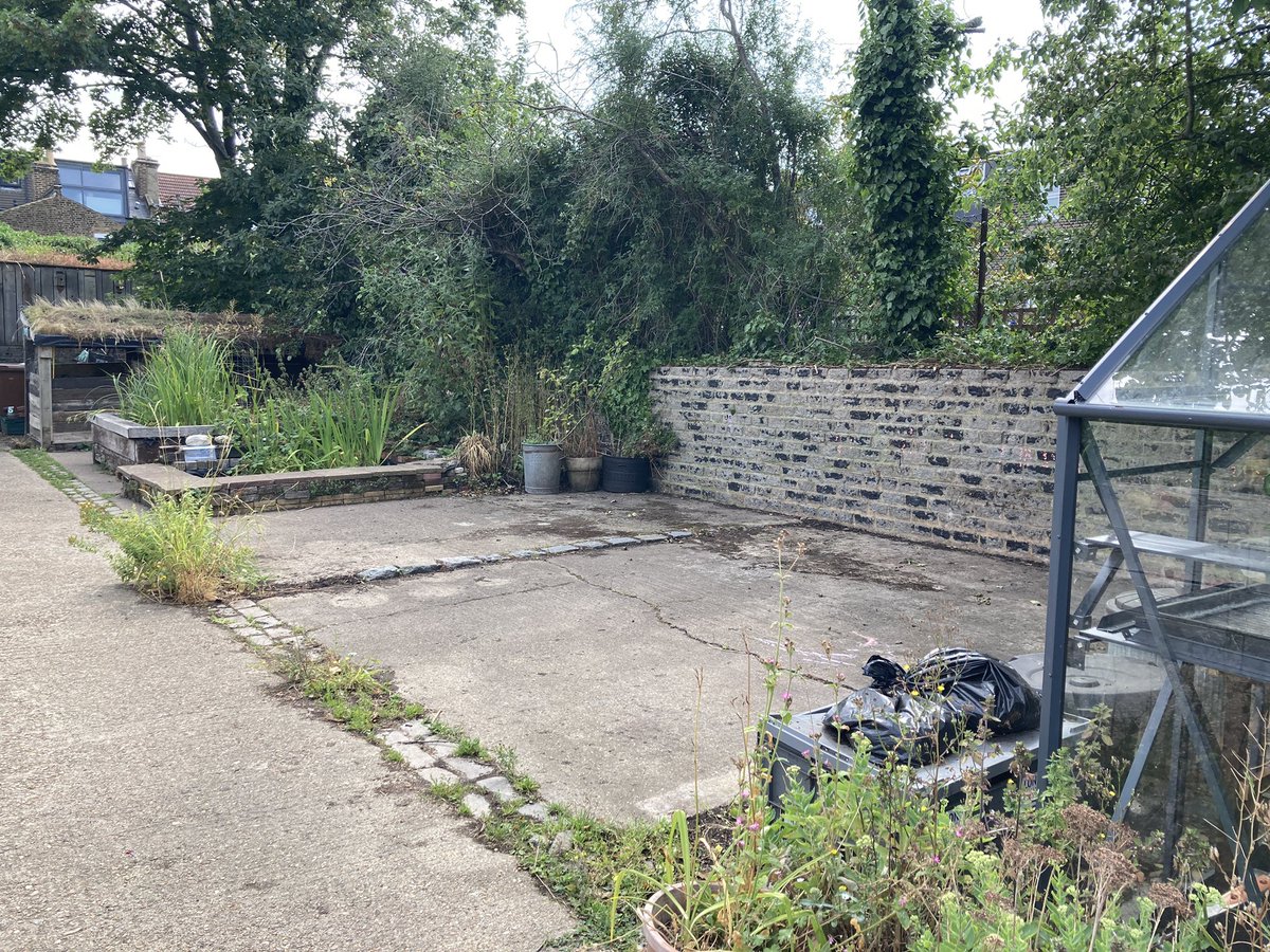 At the Centre for wildlife gardening today to start turning this space into a wildlife haven with our plants, planters, logs and pond. @WildLondon @frogheath @WildlifeTrusts @The_RHS Lux Unique. #wildlifegardenibg #rhshampton