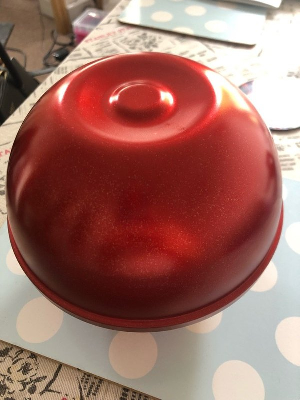 FreegleCroydon's tweet photo. OFFER: Large Lindt Choc Ball Tin (SE19) https://t.co/jCK1frL0qv https://t.co/bChjXjcAbH