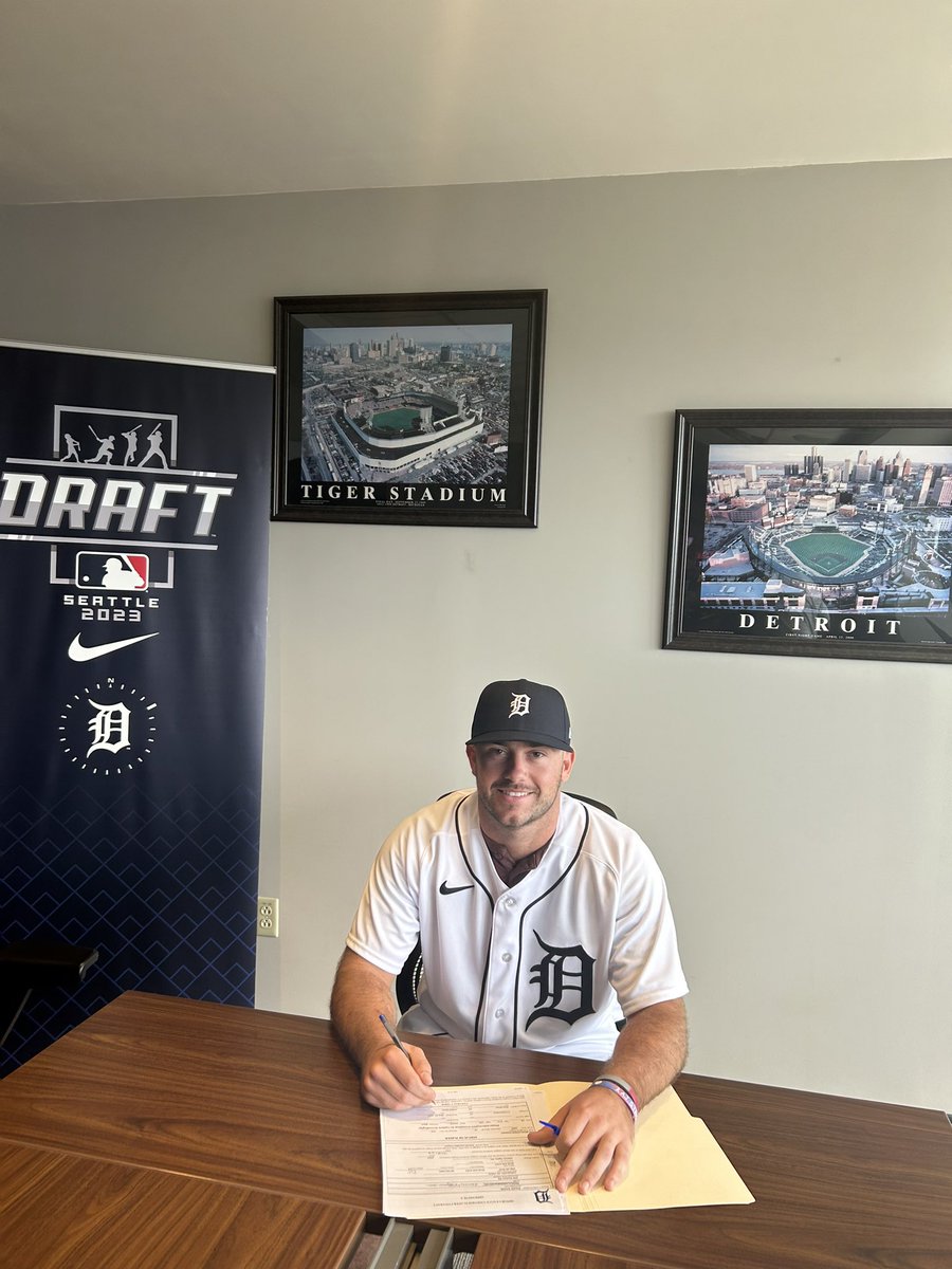 Congratulations to <a href="/dtotheave/">David Smith</a> on officially becoming a Tiger! ✍️🐅 #UConnBred