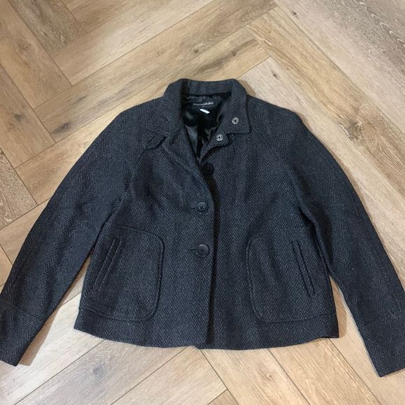 venvus's tweet photo. So good I had to share! Check out all the items I'm loving on @Poshmarkapp #poshmark #fashion #style #shopmycloset #chelseaviolet #bananarepublic #cablegauge: https://t.co/YtggWaaM2I https://t.co/7c2xcnWQar