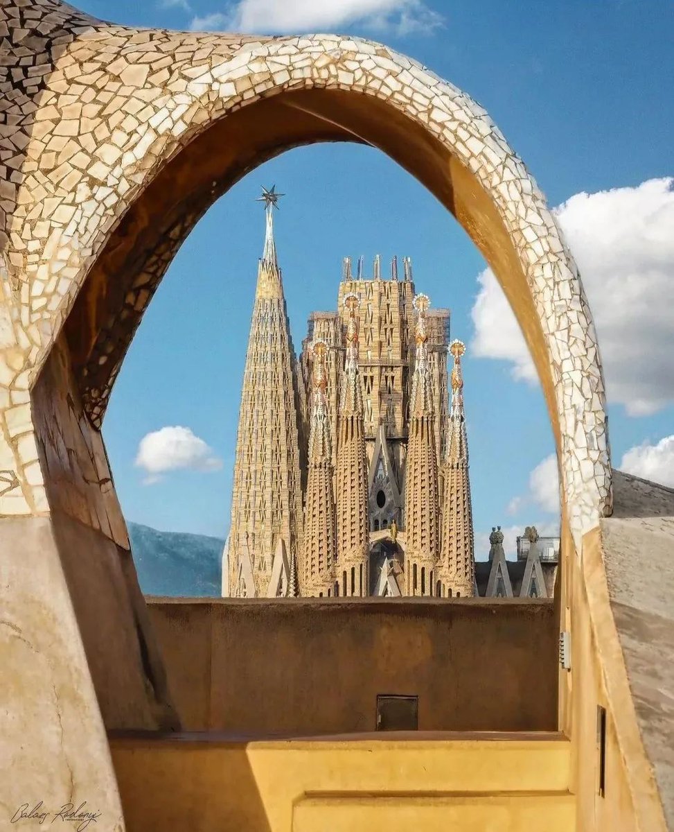 thisis_bcn_EN's tweet photo. We love to discover Barcelona through your eyes! 💞
📍 Places 👇
1️⃣ @sagradafamilia from @LaPedrera_BCN
2️⃣ Arc de Triomf
3️⃣ Torres Mapfre
4️⃣ L'Estel Ferit
📸 rodonyibalazs (IG)
📼 bcn_is_live (IG)
#visitbarcelona #torresmapfre #lapedrera #sagradafamilia #lestelferit #arcdetriomf https://t.co/A9Wf1noWsq