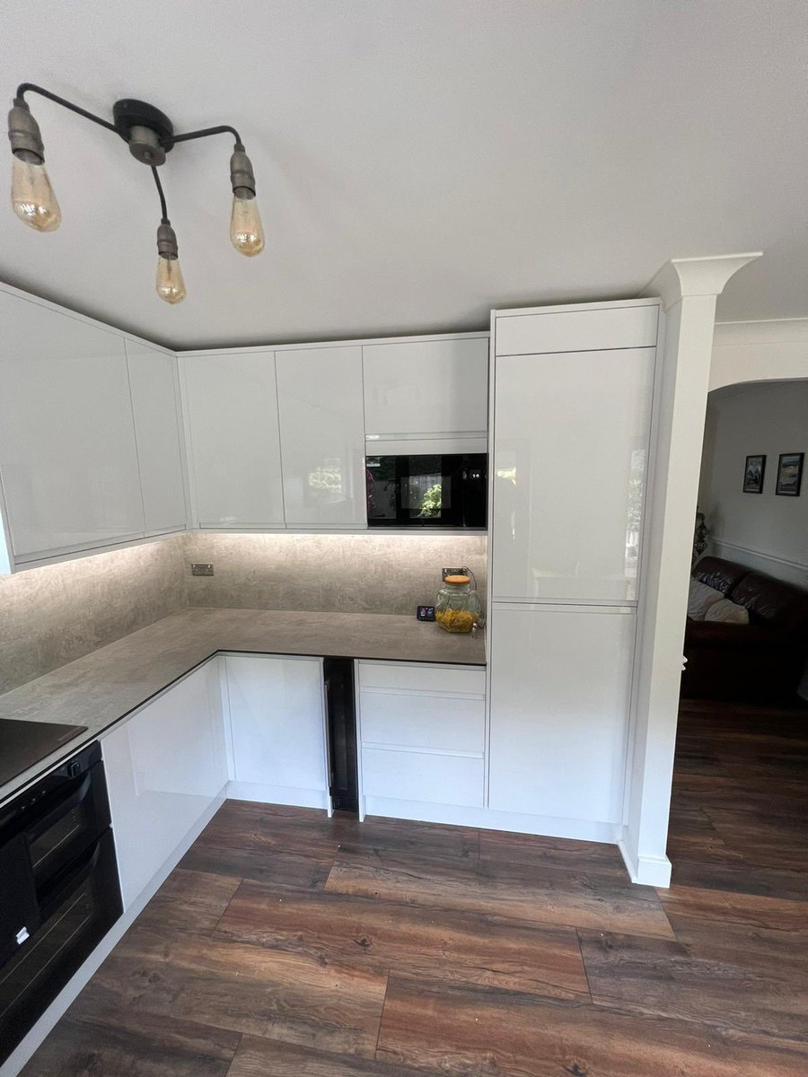 sjinstallations's tweet photo. Full installation. Plumbing, electrics, integrated appliances and lighting. Zenith compact laminate worktops and backboards all completed in 3 days. Another happy customer 😀 https://t.co/x6JGFS6l2m
