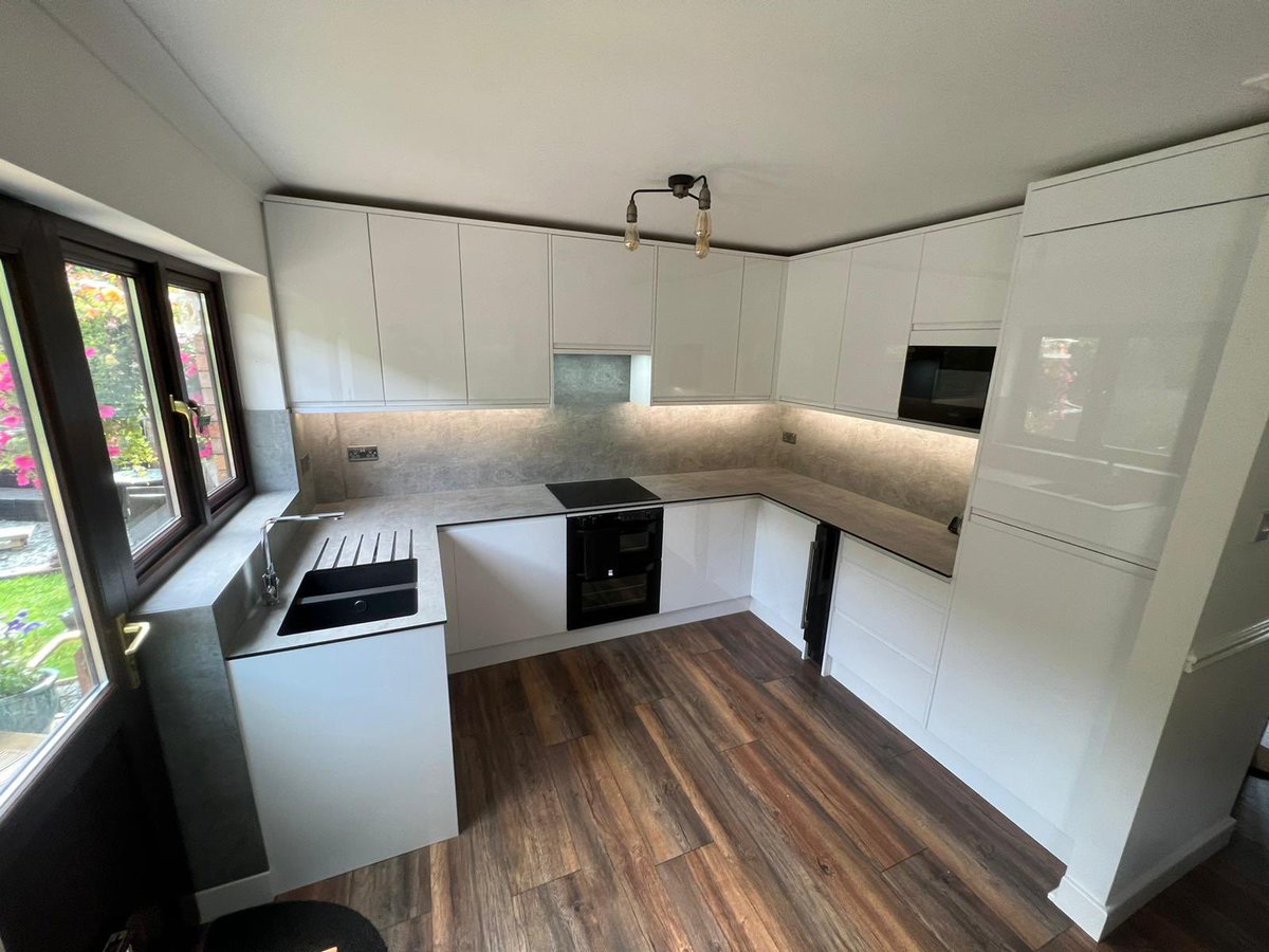 sjinstallations's tweet photo. Full installation. Plumbing, electrics, integrated appliances and lighting. Zenith compact laminate worktops and backboards all completed in 3 days. Another happy customer 😀 https://t.co/x6JGFS6l2m