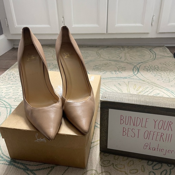 HazenSimpson's tweet photo. So good I had to share! Check out all the items I'm loving on @Poshmarkapp #poshmark #fashion #style #shopmycloset #christianlouboutin #stylens #citystudio: https://t.co/pEjdiFvJ98 https://t.co/FY7dB0tuAA