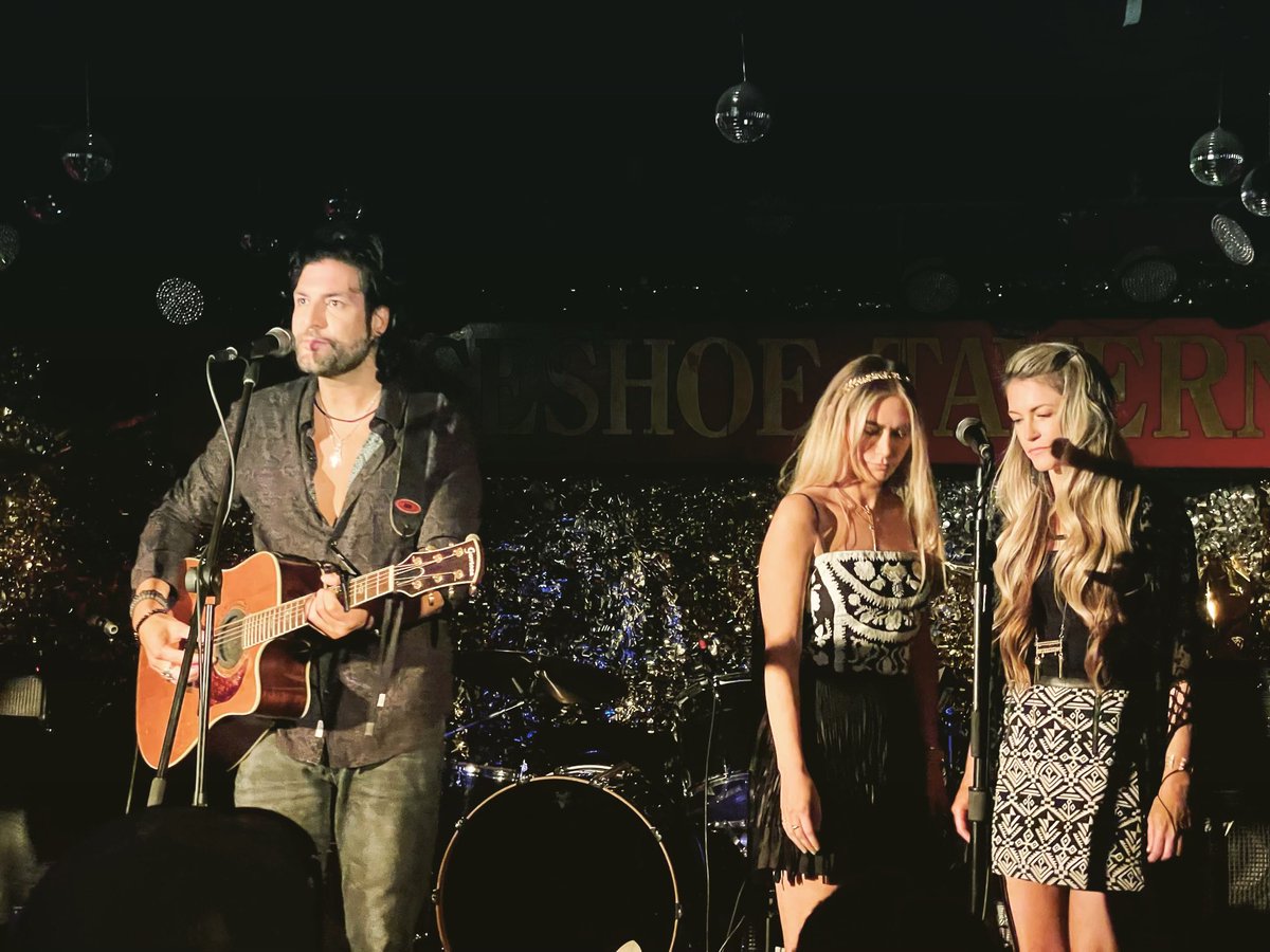 Great night singing with <a href="/iamNeverending/">NEVERENDING WHITE LIGHTS</a> 🤍✨                       📷: <a href="/mrisaacmoore/">Isaac Moore</a>