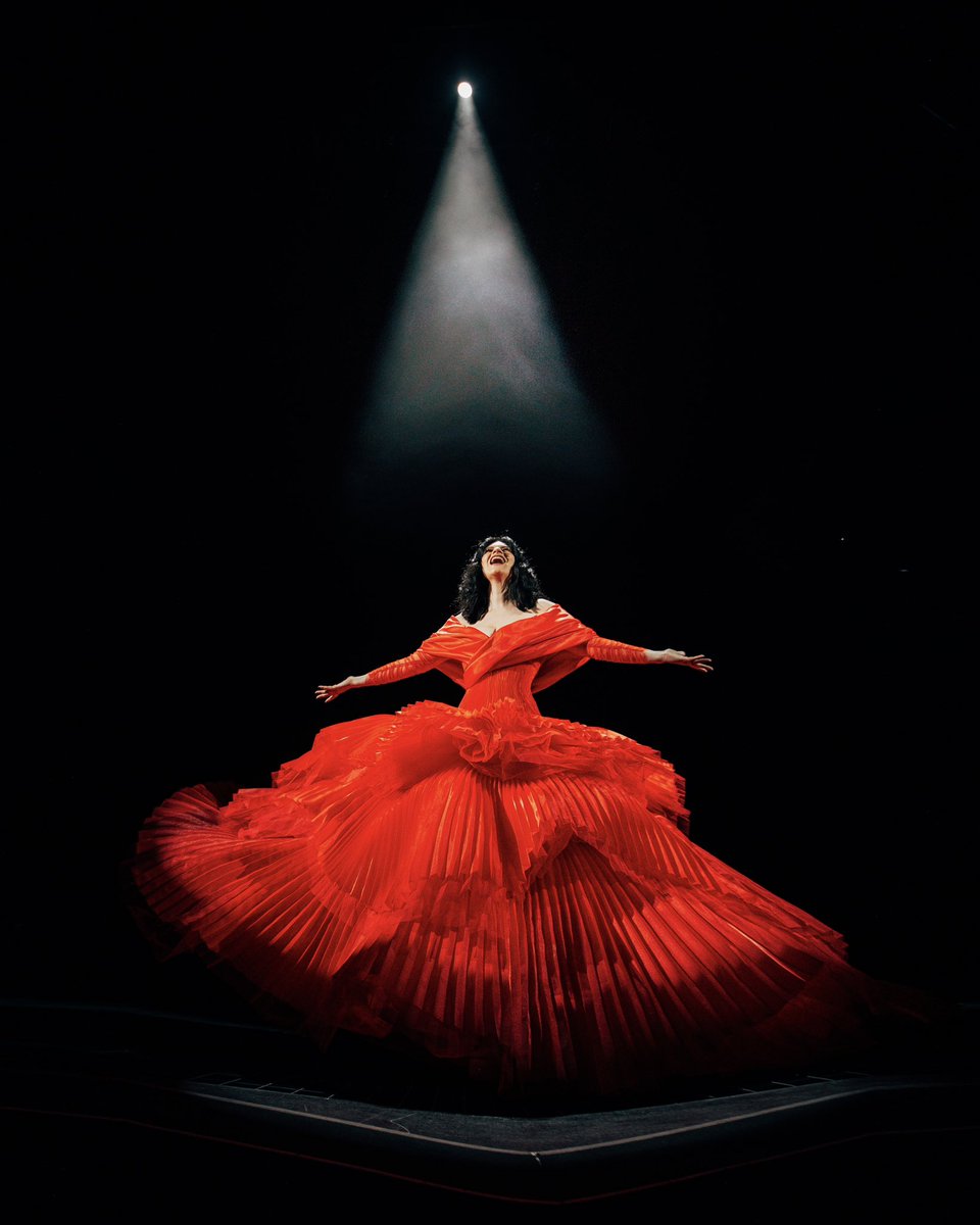 LauraPausini's tweet photo. Sevilla, ¿estás lista?
Solo faltan 3 días para mi regreso en vivo en España. Han pasado 5 años desde mi última gira y nunca en mi vida he cantado en Sevilla. Voy a cumplir un sueño.
Os espero en la Plaza de España el 21 y el 22 de Julio! ❤️

VISUAL FOR #LauraSevilla

Dress: Esposa Couture by Kristie Romanos Hobeiche
Styling: Susanna Ausoni | Pablo Patanè 
MUAH: Daniela Zeqo
Photo: Virginia Bettoja
•
Siviglia, sei pronta?
Mancano solo 3 giorni al mio ritorno dal vivo in Spagna. Sono passati 5 anni dal mio ultimo tour e non ho mai cantato in vita mia a Siviglia. Sto per realizzare un sogno.
Vi aspetto in Plaza de España il 21 e 22 luglio! ❤️
•
Seville, are you ready?
There are only 3 days left until my return live in Spain. It's been 5 years since my last tour and I have never in my life sung in Seville. I am going to make a dream come true.
I'll be waiting for you in Plaza de España on July 21st and 22nd! ❤️
•
Sevilha, você está pronta?
Faltam apenas 3 dias para o meu retorno ao vivo na Espanha. Já se passaram 5 anos desde minha última turnê e nunca na minha vida cantei em Sevilha. Vou realizar um sonho.
Espero vocês na Plaza de España nos dias 21 e 22 de julho! ❤️
•
Séville, êtes-vous prêts ?
Plus que trois jours avant mon retour en Espagne. Ma dernière tournée remonte à cinq ans et je n'ai jamais chanté à Séville de ma vie. Je suis sur le point de réaliser un rêve.
Je vous attends sur la Plaza de España les 21 et 22 juillet ! ❤️