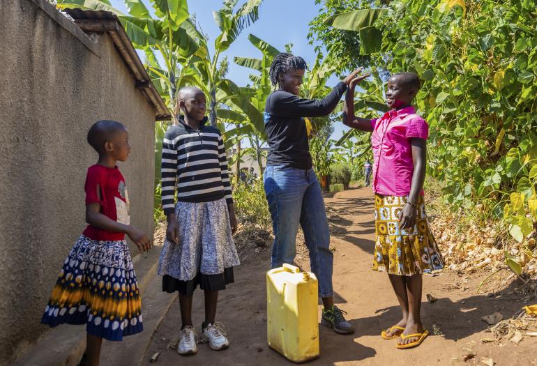 Vanessa #Nakate takes a stand for girls during her visit to #Rwanda: "There is no climate justice without gender justice! In a world where every girl is listened to, we would stand a better chance in the face of the existential threat of climate change." 
unicef.org/press-releases…