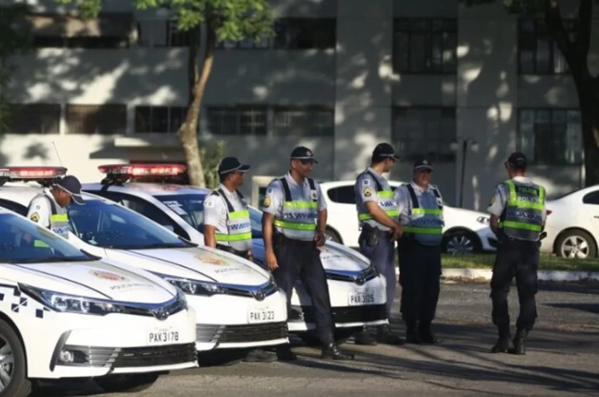 Metropoles's tweet photo. ➡️ Lula assina MP que dá reajuste salarial para policiais e bombeiros do DF
Reajuste médio de 18% será pago em duas parcelas: a primeira, a partir da publicação da medida provisória; a segunda, em 2024
Leia na coluna #GrandeAngular: https://t.co/JNOGFAVsUw https://t.co/90Ik4b4quB