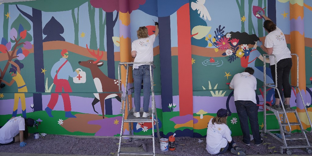 PPG's tweet photo. Our New Paint for a New Start projects are underway in the EMEA region. Our employee volunteers transformed schools, learning centers and painted colorful murals in France and Spain.
We are #PPGproud to make a positive impact on students through our #ColorfulCommunities program. https://t.co/TIZGKfjrBH