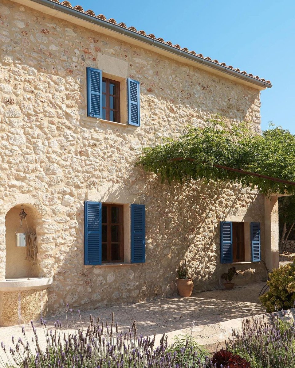 Antes pensaba que “la fachada perfecta no existe”, luego vino Ramón Construcciones con esta rehabilitación en Mallorca. No hay mucho más que añadir, las imágenes hablan por si solas.