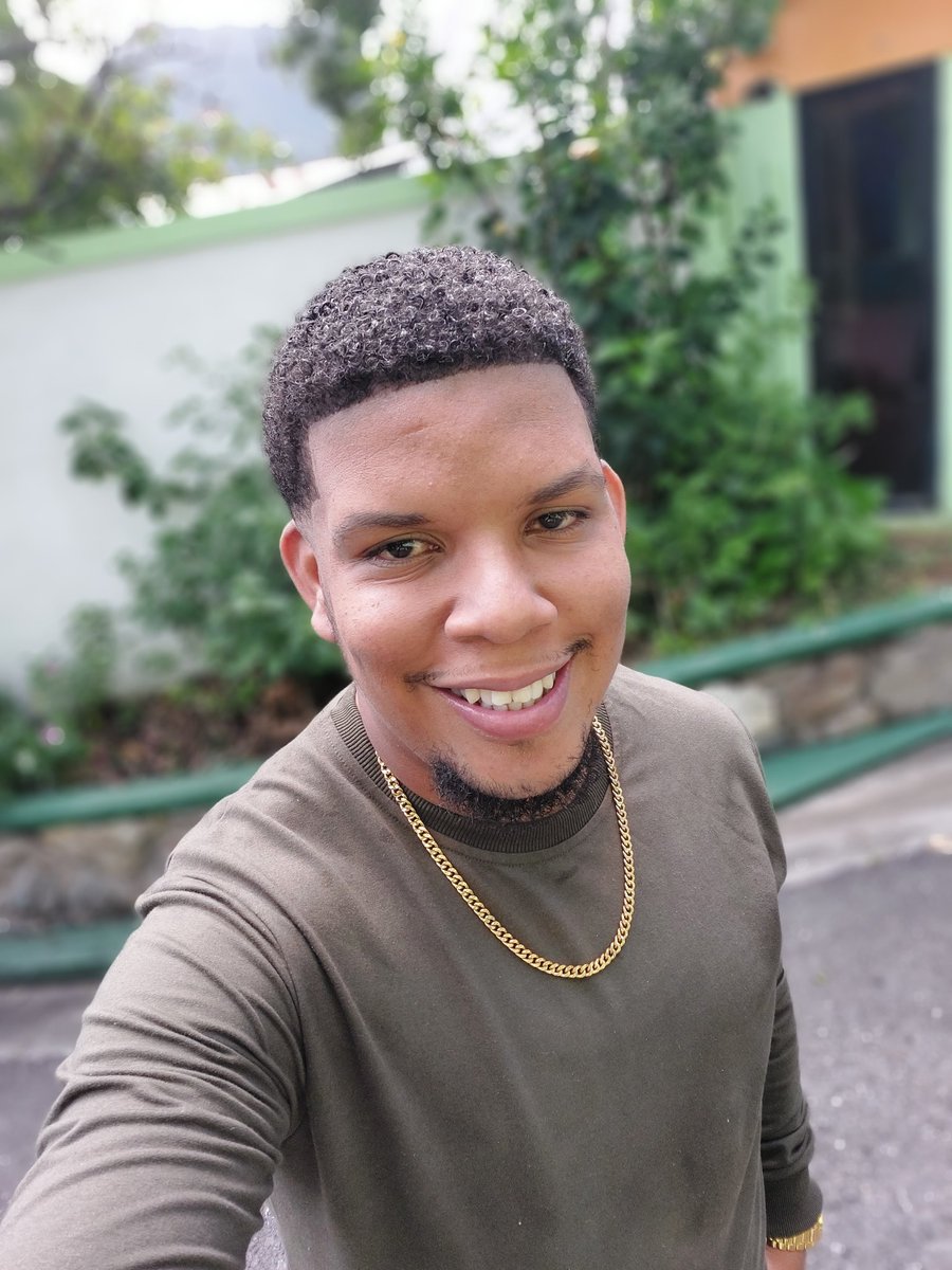 jerard__a's tweet photo. TBT to Sunday...Keep smiling π cuz you have life and ur here for a purpose never let them take that smile from you #KeepDiscovering #keepsmiling #greenlooksgood https://t.co/9sMVPw9EG7